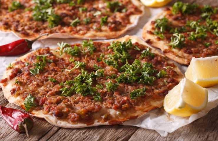 pizza turca ricetta mediorentale facile gustosa