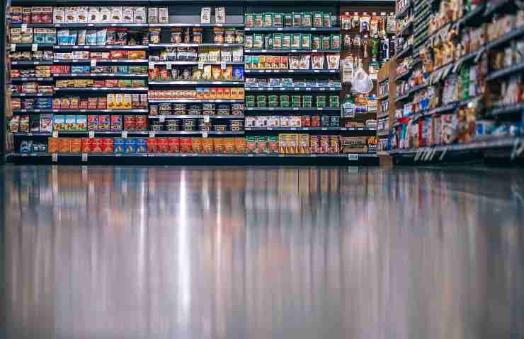 Scaffali supermercato ritiro lasagne al ragù rischio chimico 