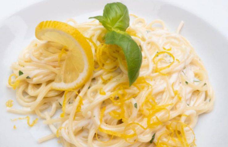 Spaghetti al limone, basilico e Parmigiano ricetta veloce