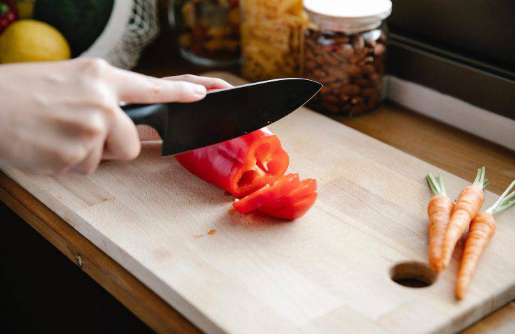 tagliare peperoni ricetta insalata ceci