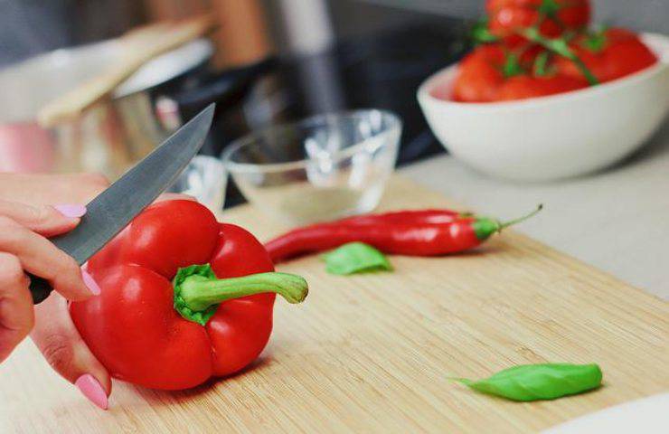 tagliare peperone ricetta mezzi paccheri salsiccia