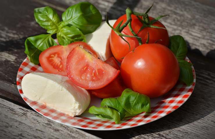 proprietà benefici mozzarella pomodoro