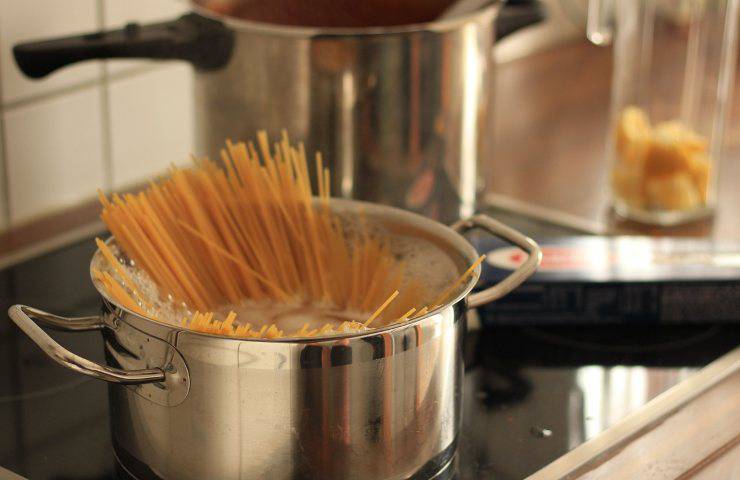 spaghetti acqua cottura pentola