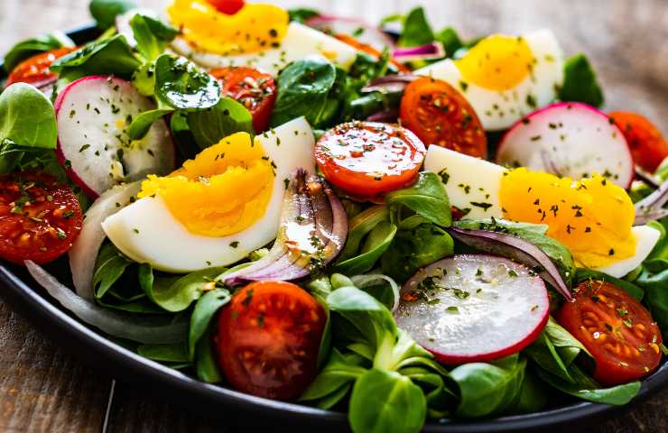 insalata uova greca ricetta
