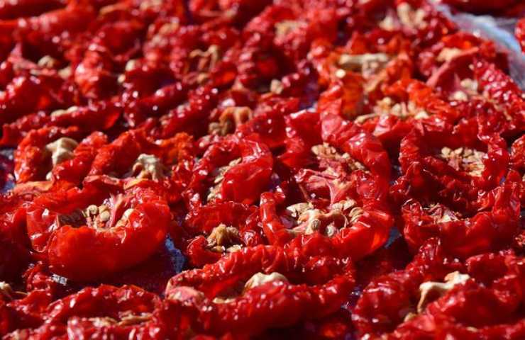 pomodori essiccati ricetta pesto siciliana