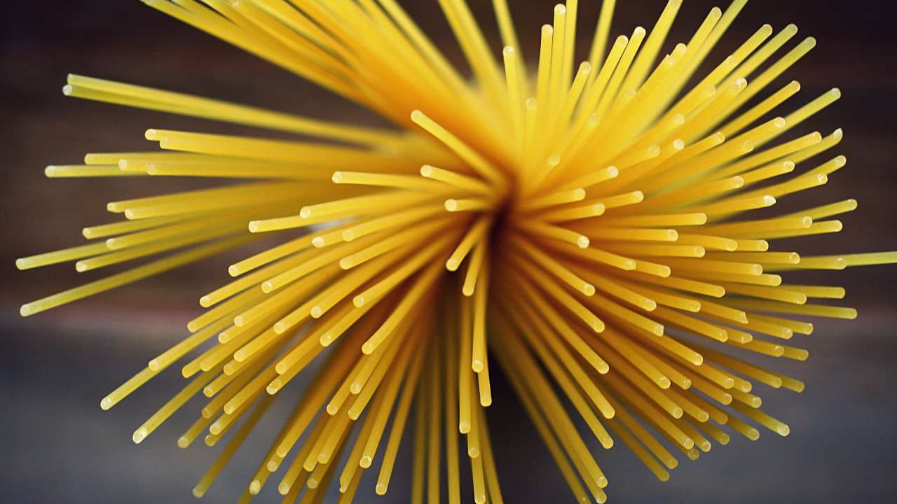 Spaghetti: perché si piegano acqua