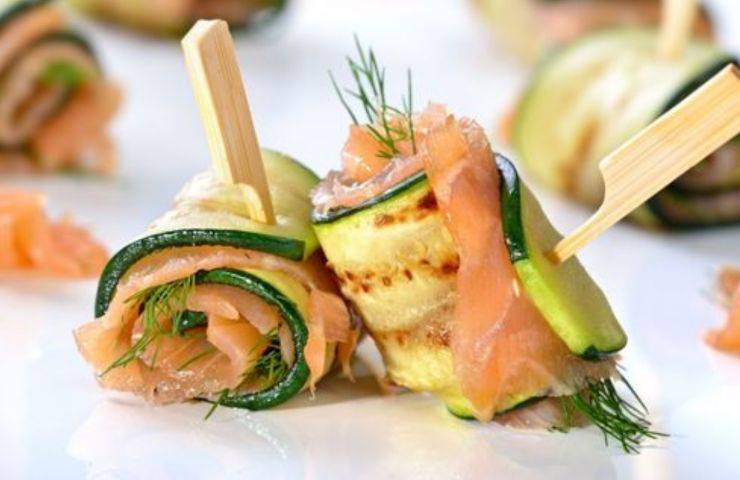 Spiedini di zucchine al salmone ricetta veloce