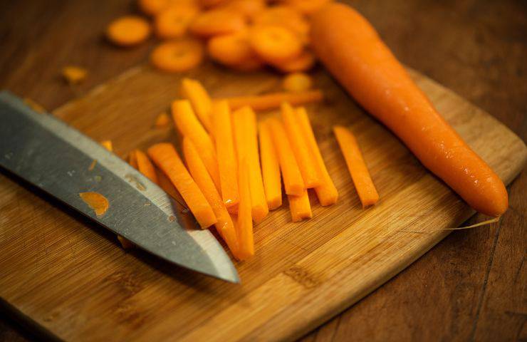 tagliare carote stick ricetta speziate forno