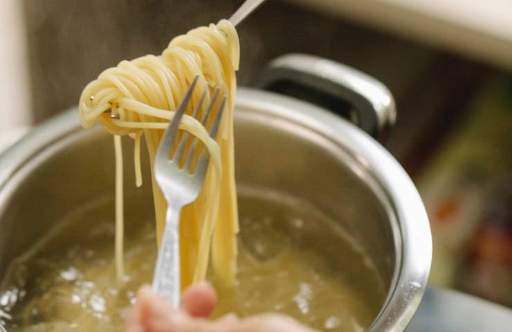 spaghetti aglio olio e peperoncino versione croccante