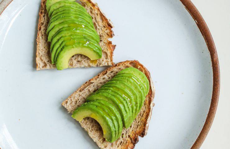 avocado toast ricetta