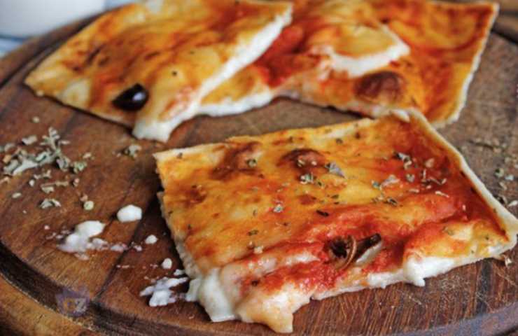 Focaccia sottile alla pizzaiola ricetta veloce teglia