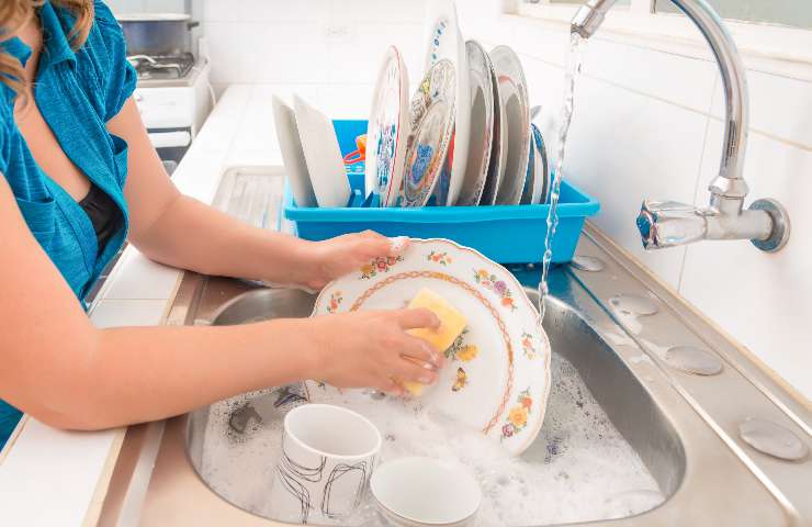 Mano lavastoviglie meglio pulire piatti