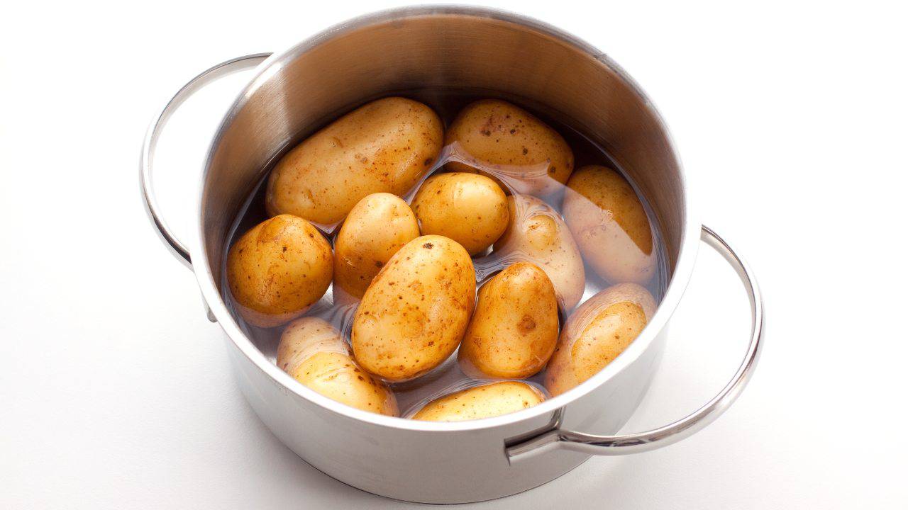 patata cruda pentola