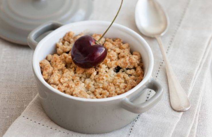 crumble alle ciliegie ricetta dolce
