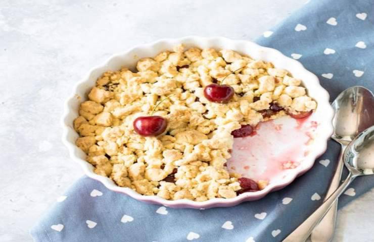 crumble alle ciliegie ricetta dolce