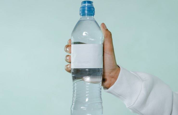 acqua bottiglia microplastiche