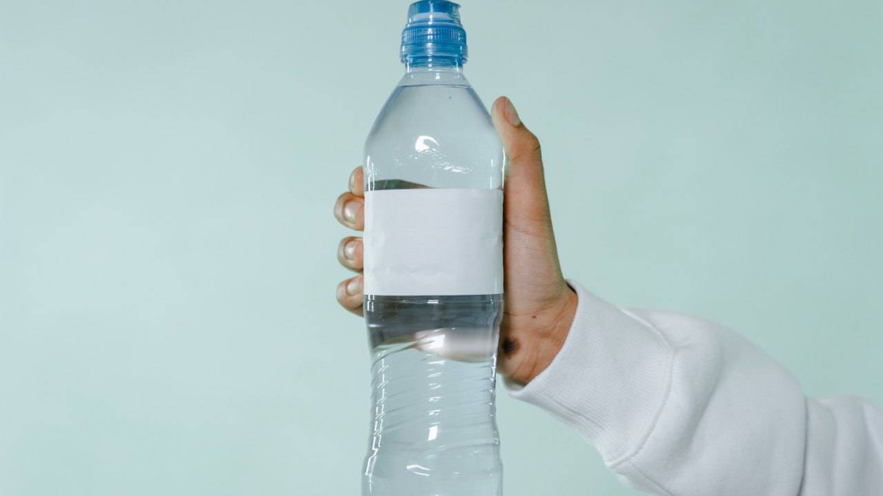 acqua bottiglia microplastiche