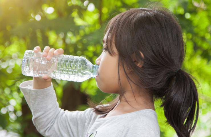 acqua bambini contaminata