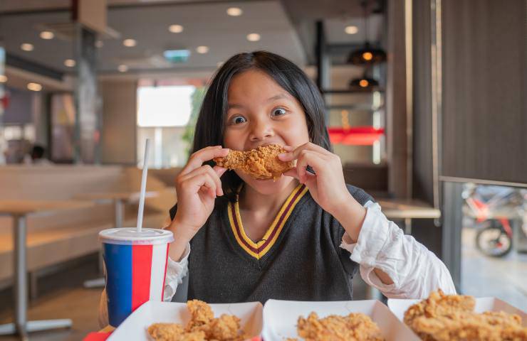 bambina mangia pollo fritto ricetta