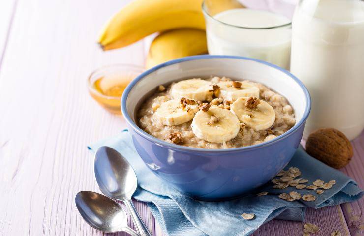 Porridge con banane colazione alternativa cereali