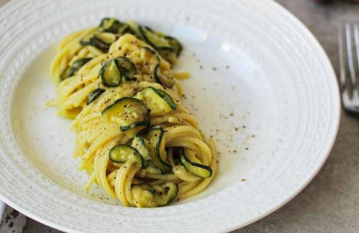 Spaghetti alla Nerano ricetta cremosa senza panna e uova