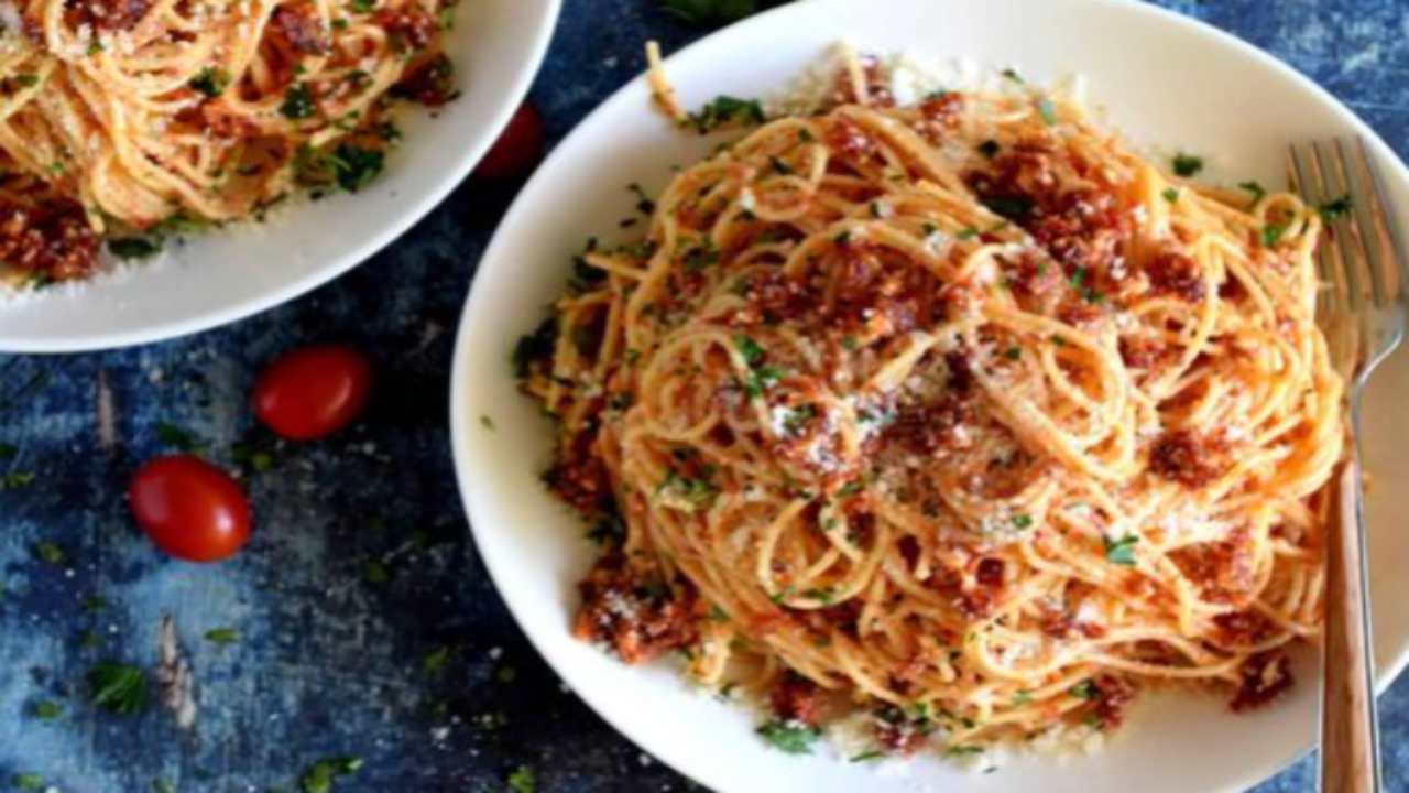 spaghetti pesto pomodori secchi mandorle pecorino ricetta