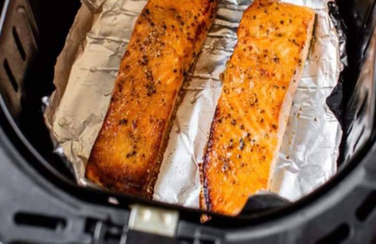 salmone fritto speziato friggitrice ad aria ricetta
