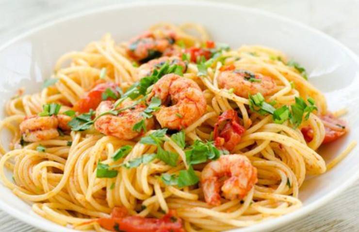 spaghetti basilico e gamberi ricetta