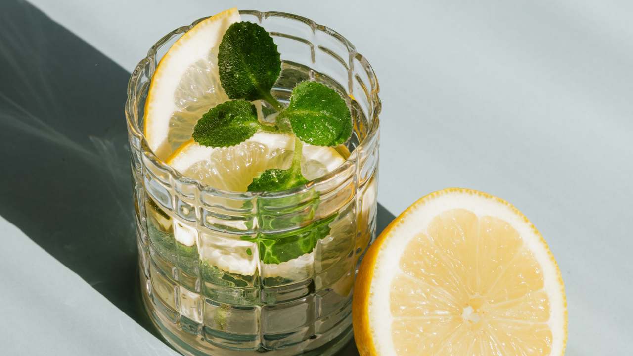 Limone e acqua calda: soluzione a pesante problema estivo
