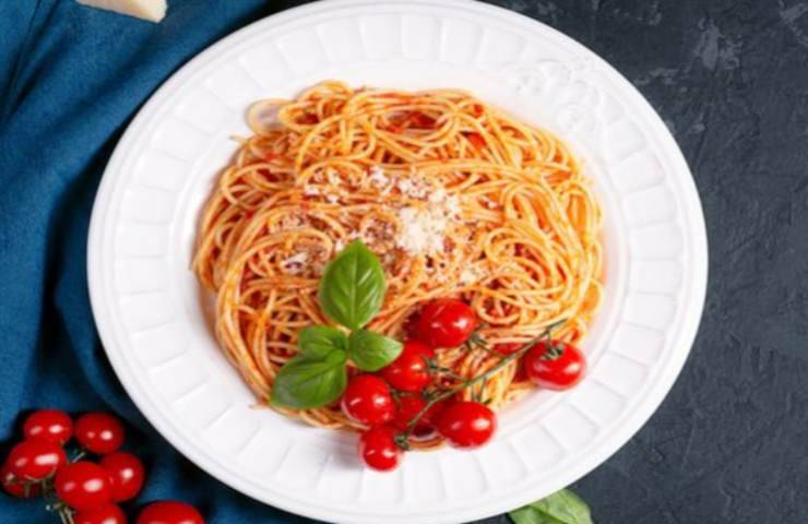 spaghetti acqua pomodoro ricetta