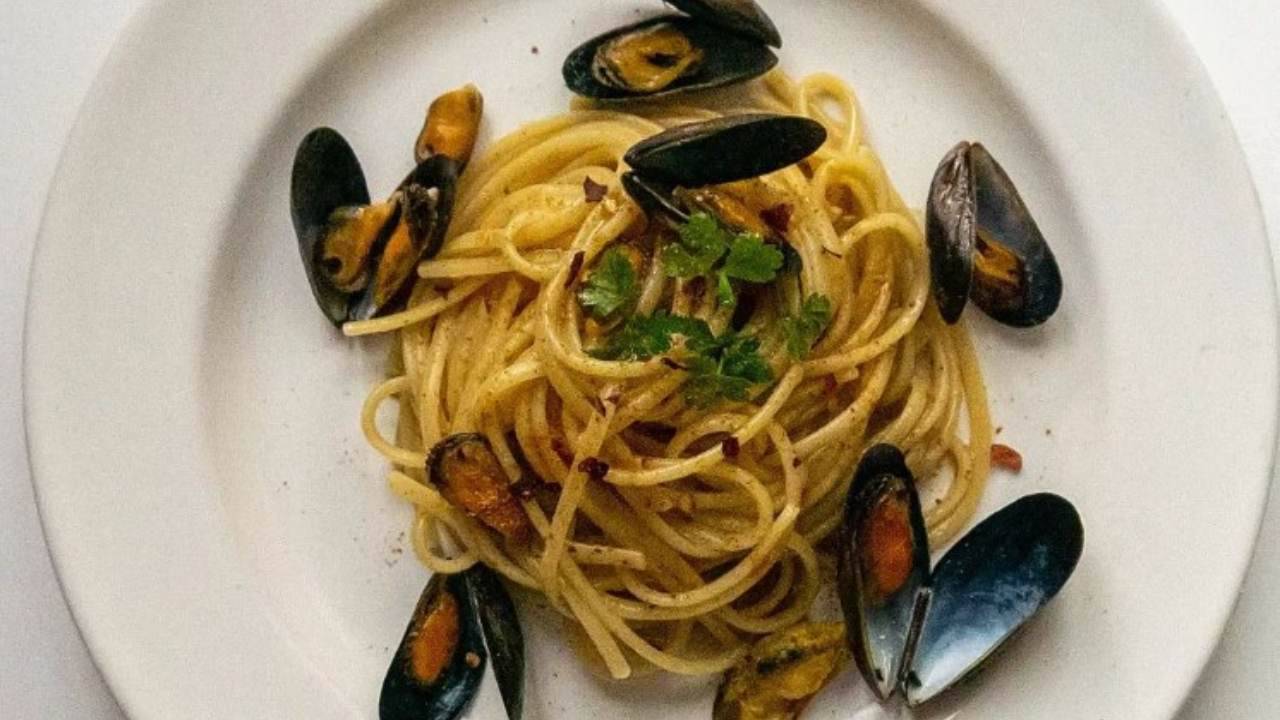 Spaghetti con le cozze e mandorle