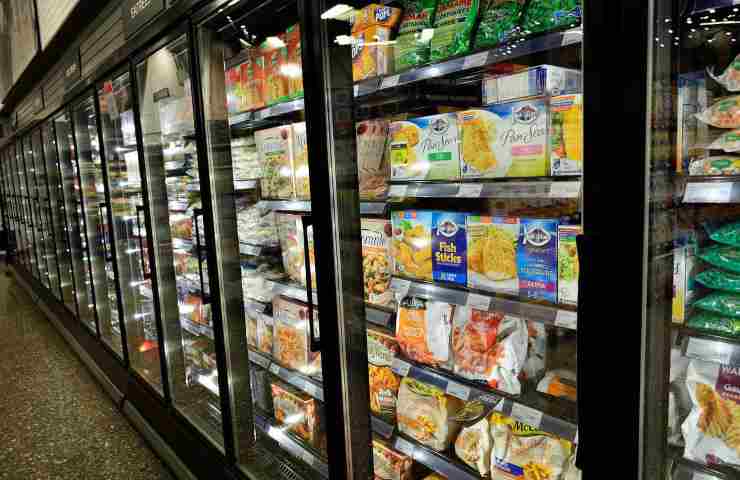 Surgelati nel banco freezer del supermercato 