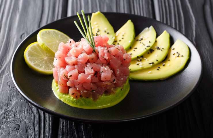 Hamburger di tonno fresco con salsa verde e pomodorini