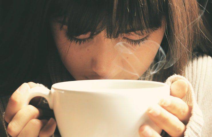 bere caffè a stomaco vuoto fa male?