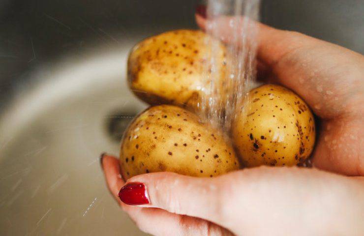 patate apparecchiate in padella