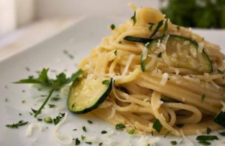 spaghetti alle zucchine di Montalbano ricetta
