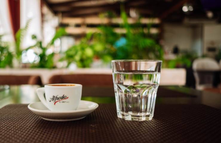 Acqua e caffè: quale bere per prima