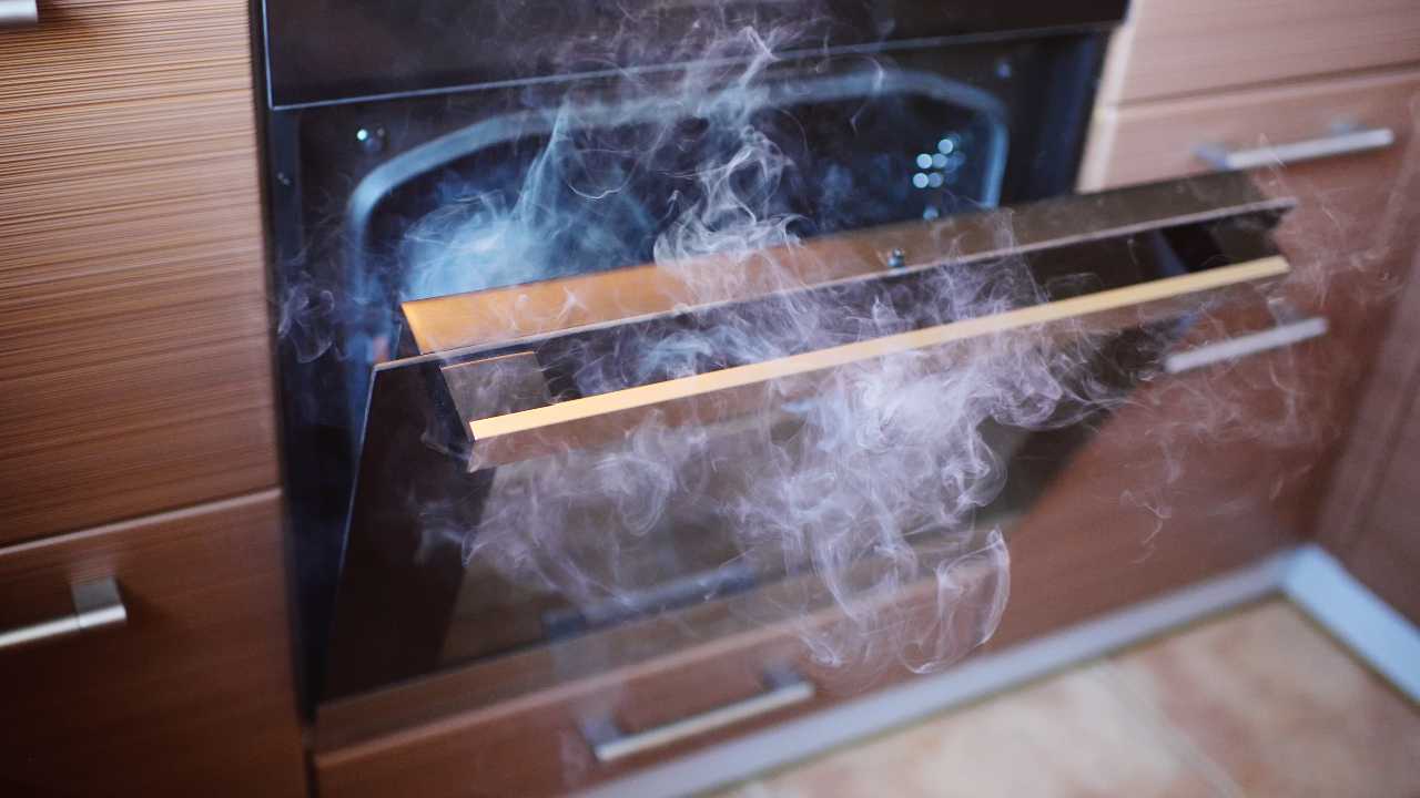 Come eliminare puzza forno bruciato