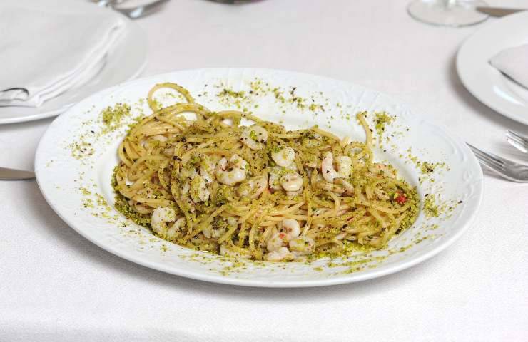 spaghetti gamberi pasta pistacchio ricetta