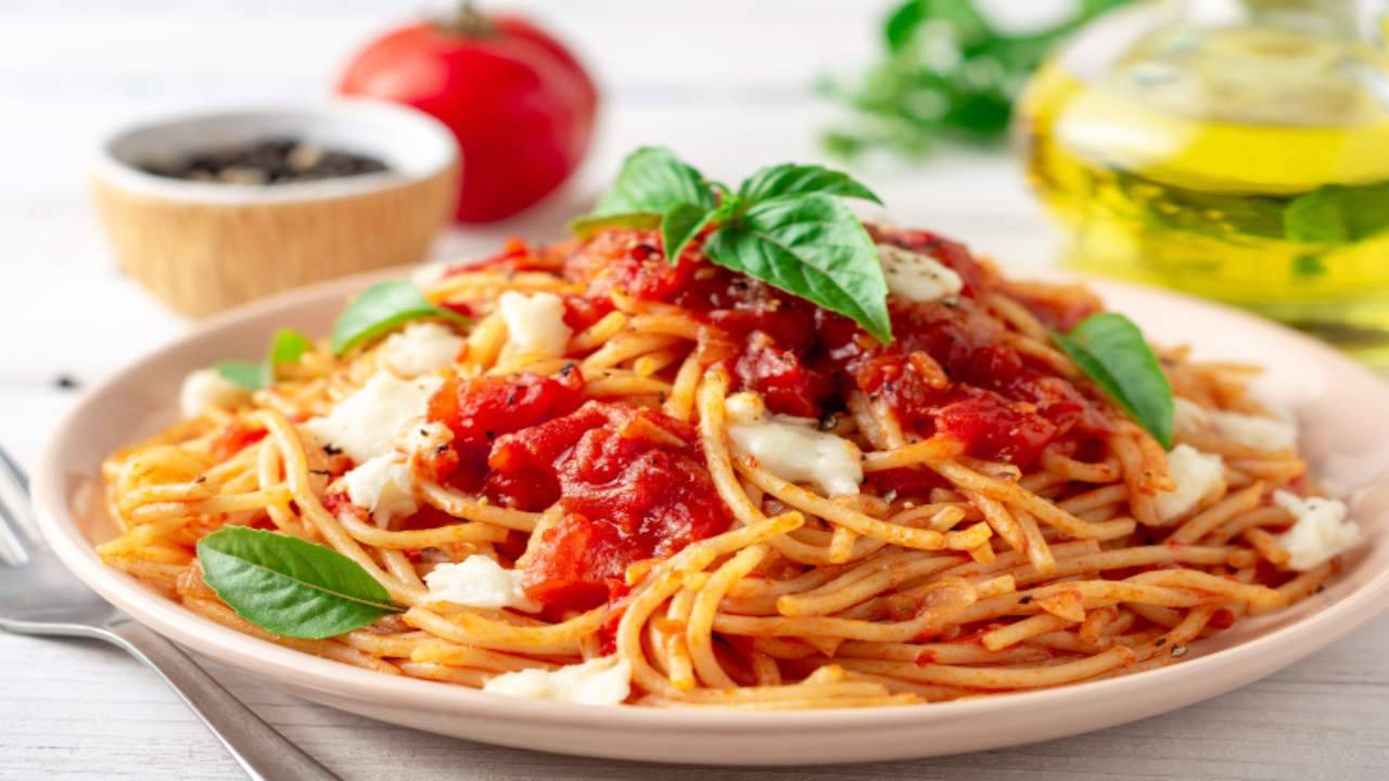 spaghetti pesto pomodori fiordilatte ricetta