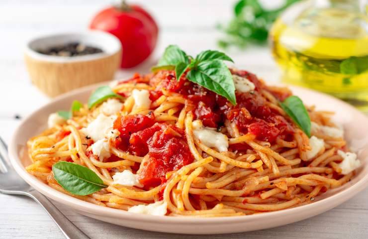 spaghetti pesto pomodoro fiordilatte ricetta