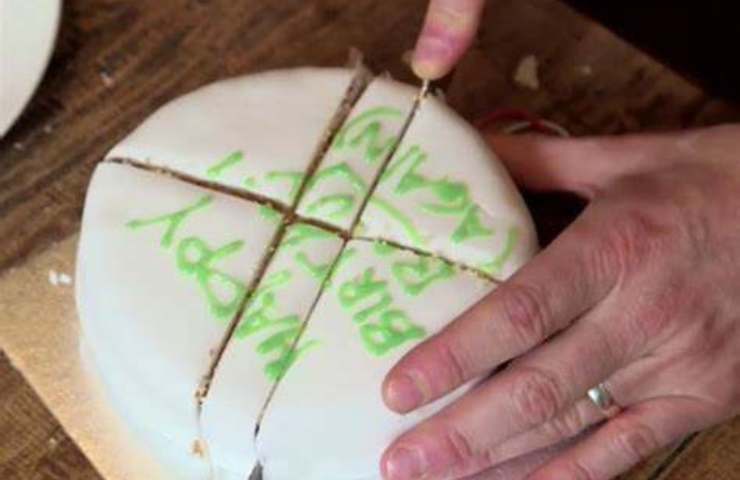 Come tagliare una torta rotonda in modo impeccabile