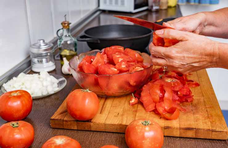 Togliere la buccia ai pomodori 