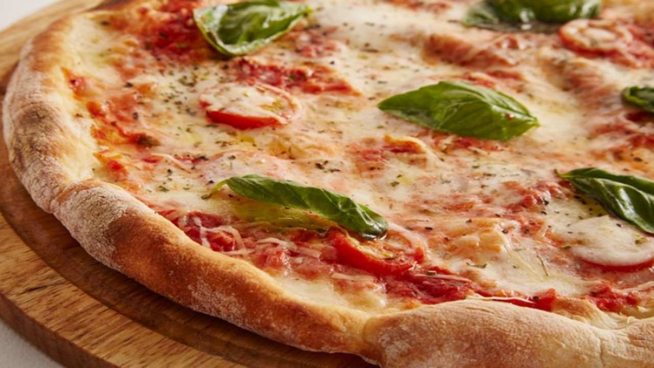 pizza con cornicione