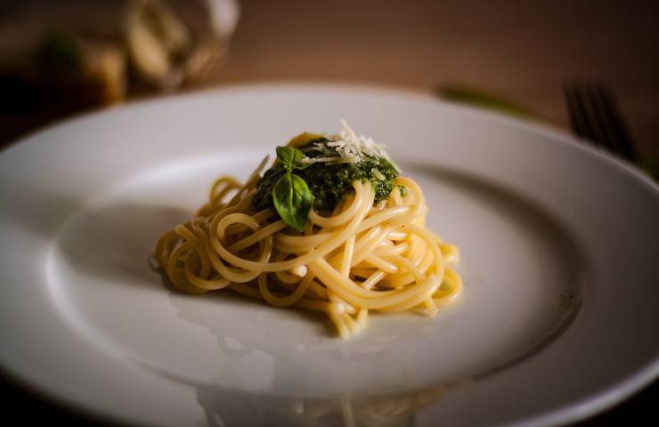 ricetta spaghetti vongole pesto agrumi