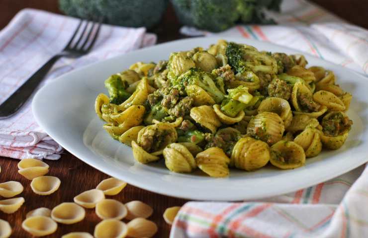 Orecchiette con broccoli e noci ricetta cremosa