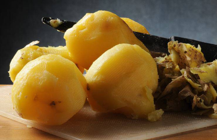 Sbriciolata di patate, salsiccia e scamorza affumicata ricetta