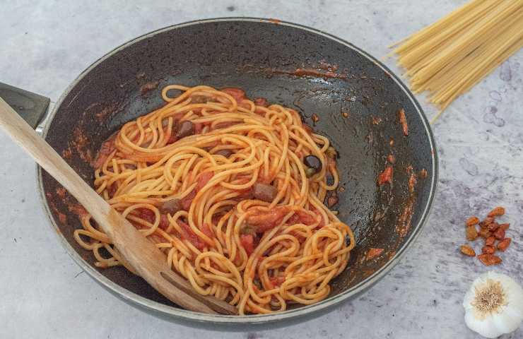 Spaghetti olive e capperi ricetta