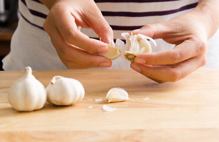 Come sbucciare l'aglio trucco veloce