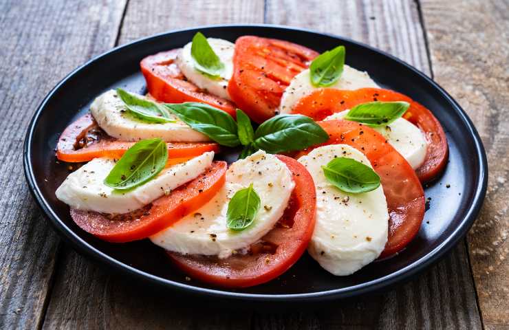Mozzarella pomodoro nemiche dieta